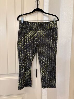 Danskin Now Capri Leggings Medium Black Yellow Print Athletic Workout Pants